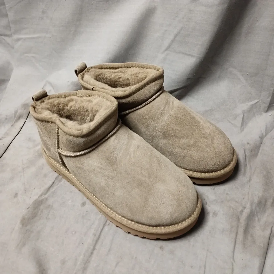 UGG BEIGE SUEDE CHILDREN'S ANKLE BOOTS WITH FAUX FUR LINING SIZE 6