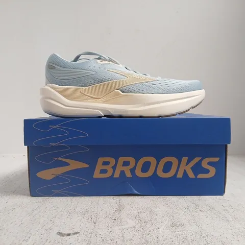 BOXED PAIR OF BROOKS GHOST MAX 3 TRAINERS IN BLUE/CREAM SIZE UK 6.5