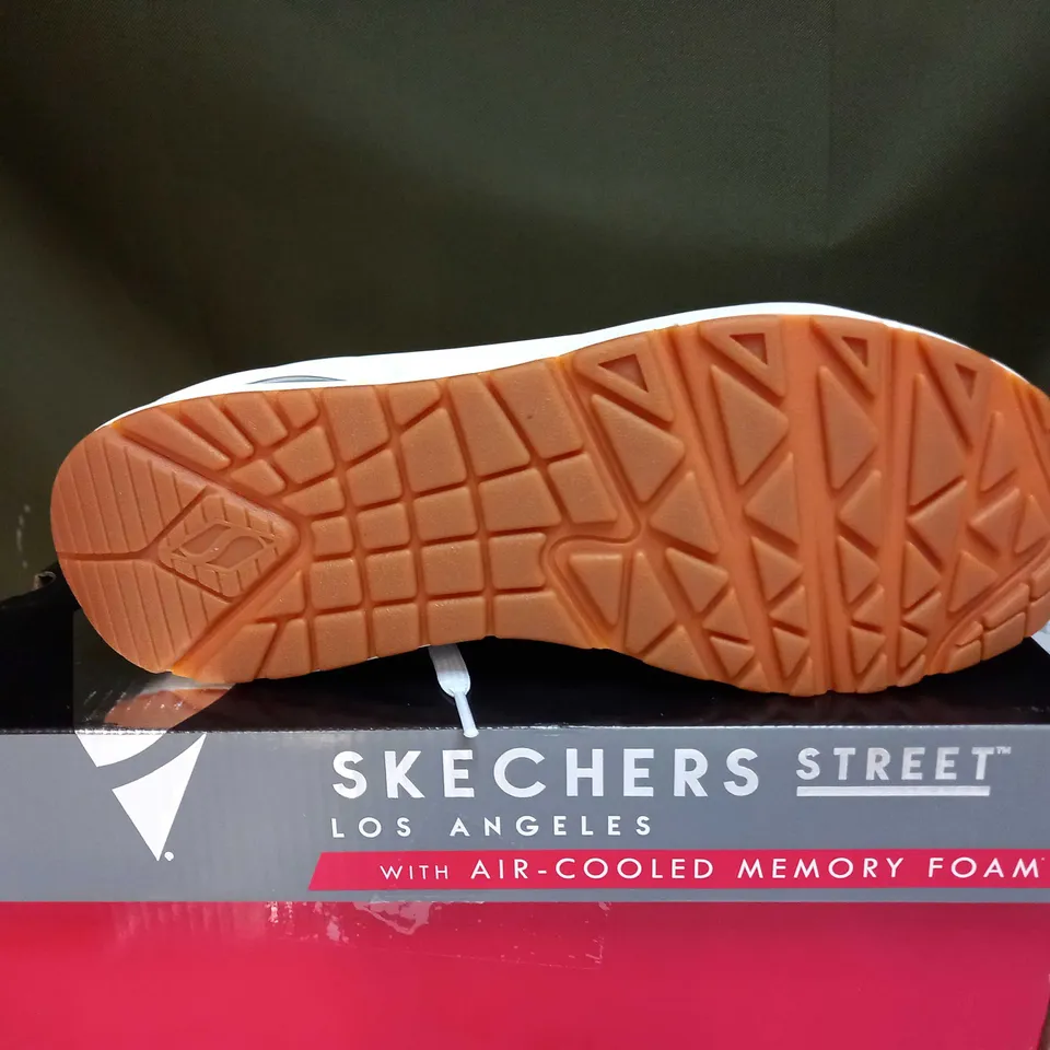 BOXED SKETCHERS UNO SOA TRAINERS IN WHITE - SIZE 6