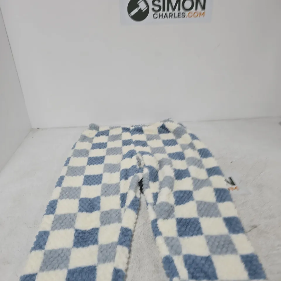 BOX OF APPROXIMATELY 15 ASSORTED ITEMS TO INCLUDE: CHECKERED PAJAMA PANTS