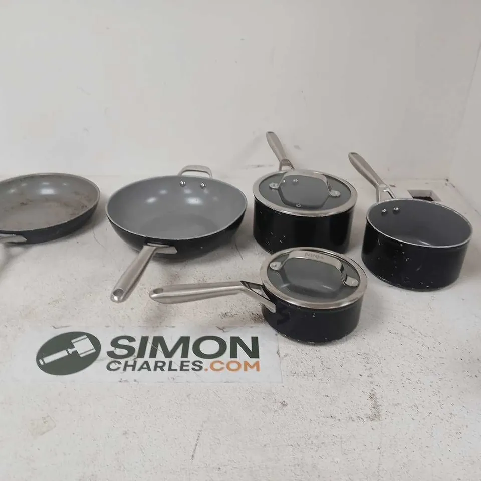 ASSORTMENT OF PANS AND 2 LIDS(NINJA)
