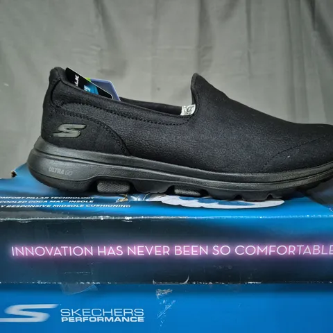 BOXED SKECHERS PERFORMANCE GO WALK 5 SLIP ON TRAINERS - SIZE 6