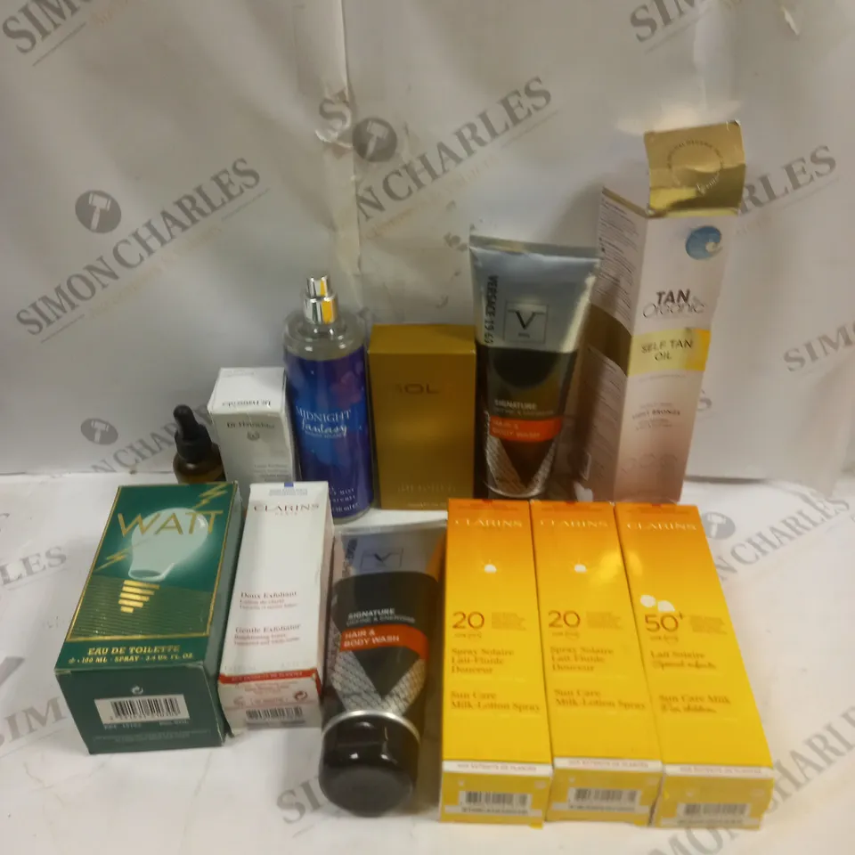 APPROXIMATELY 10 ASSORTED HEALTH & BEAUTY PRODUCTS TO INCLUDE SELF TAN OIL, CLARINS SUN CARE MILK, GOLD SHAVING LOTION ETC 