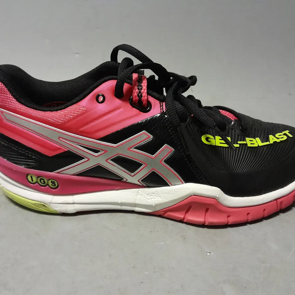 PAIR OF ASICS GEL-BLAST TRAINERS IN BLACK/PINK - EU 40