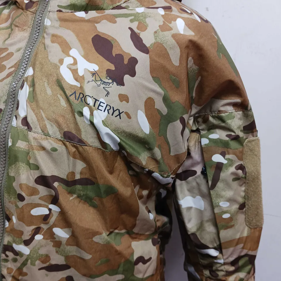 MENS ARCTERYX CAMO PUFFER COAT - SIZE MEDIUM