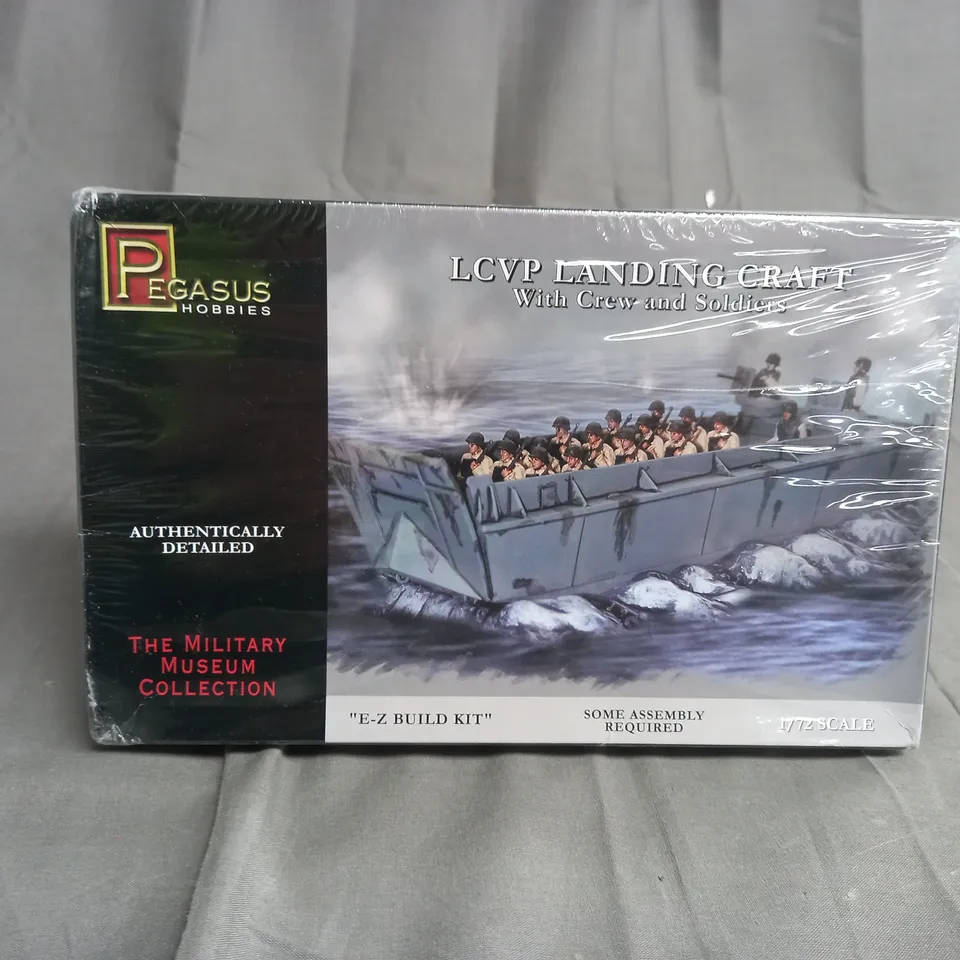 SEALED LCVP LANDING CRAFT WITH CREW AND SOILDERS - 1/72 SCALE
