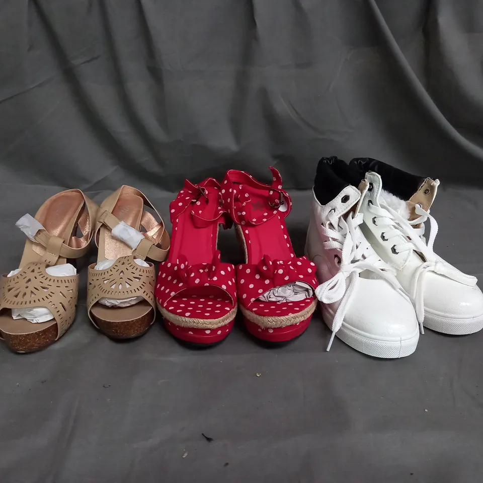 APPROXIMATELY 10 PAIRS OF ASSORTED WOMEN SHOES IN VARIOUS STYLES AND SIZES