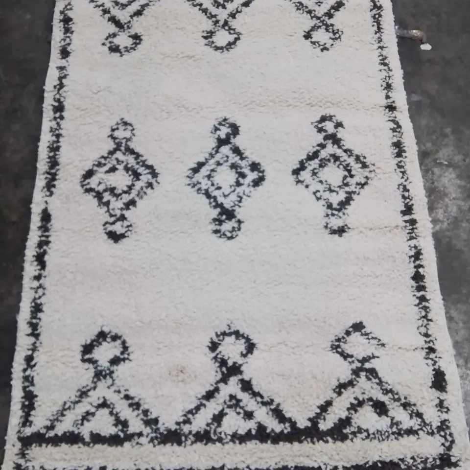 DIANA RUG OFF WHITE COLOUR BLACK PATTERN SIZE 4'×6'