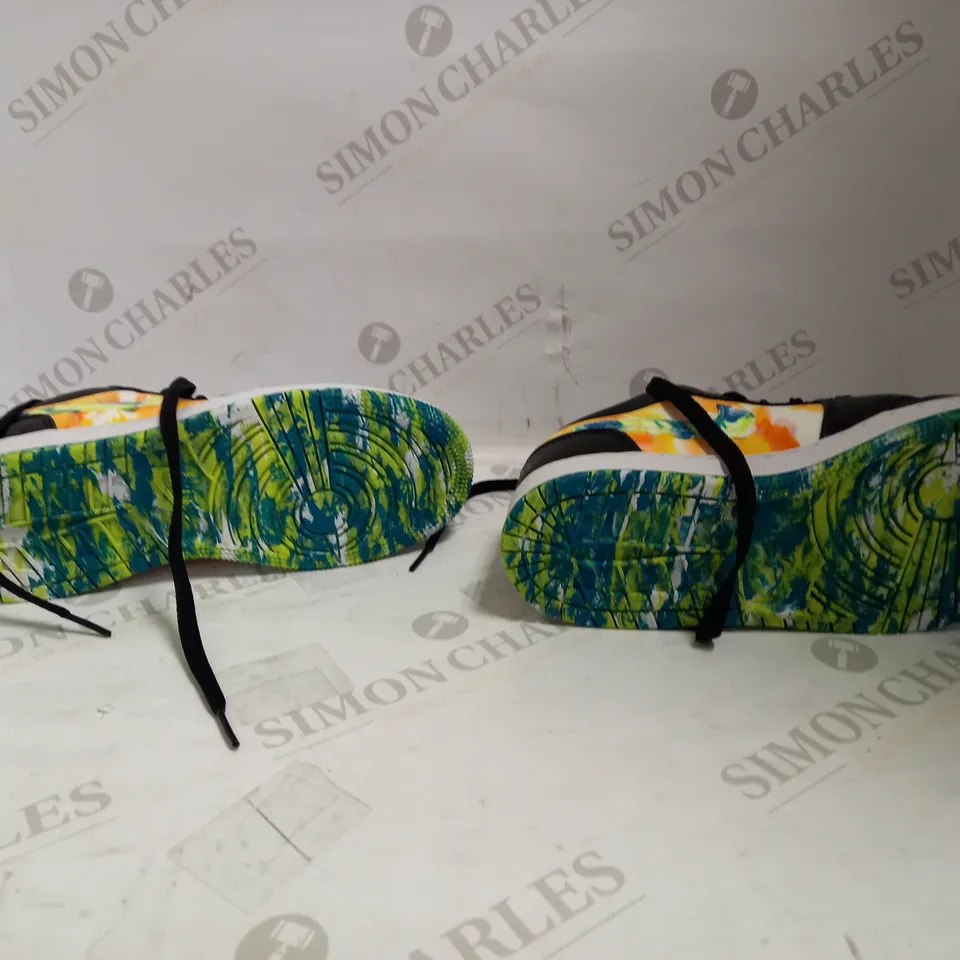 AIR JORDAN 1 LOW SE GS BLACK/WHITE-TEAM ORANGE SIZE UK 4 