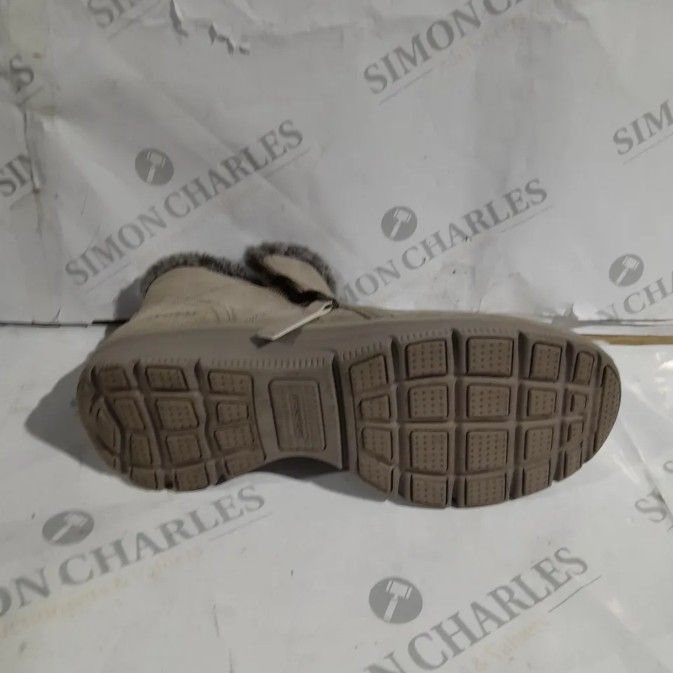 PAIR OF SKETCHERS FAUX FUR LINED SIDE ZIPPED SUEDE ANKLE BOOTS IN STONE COLOUR - SIZE 8