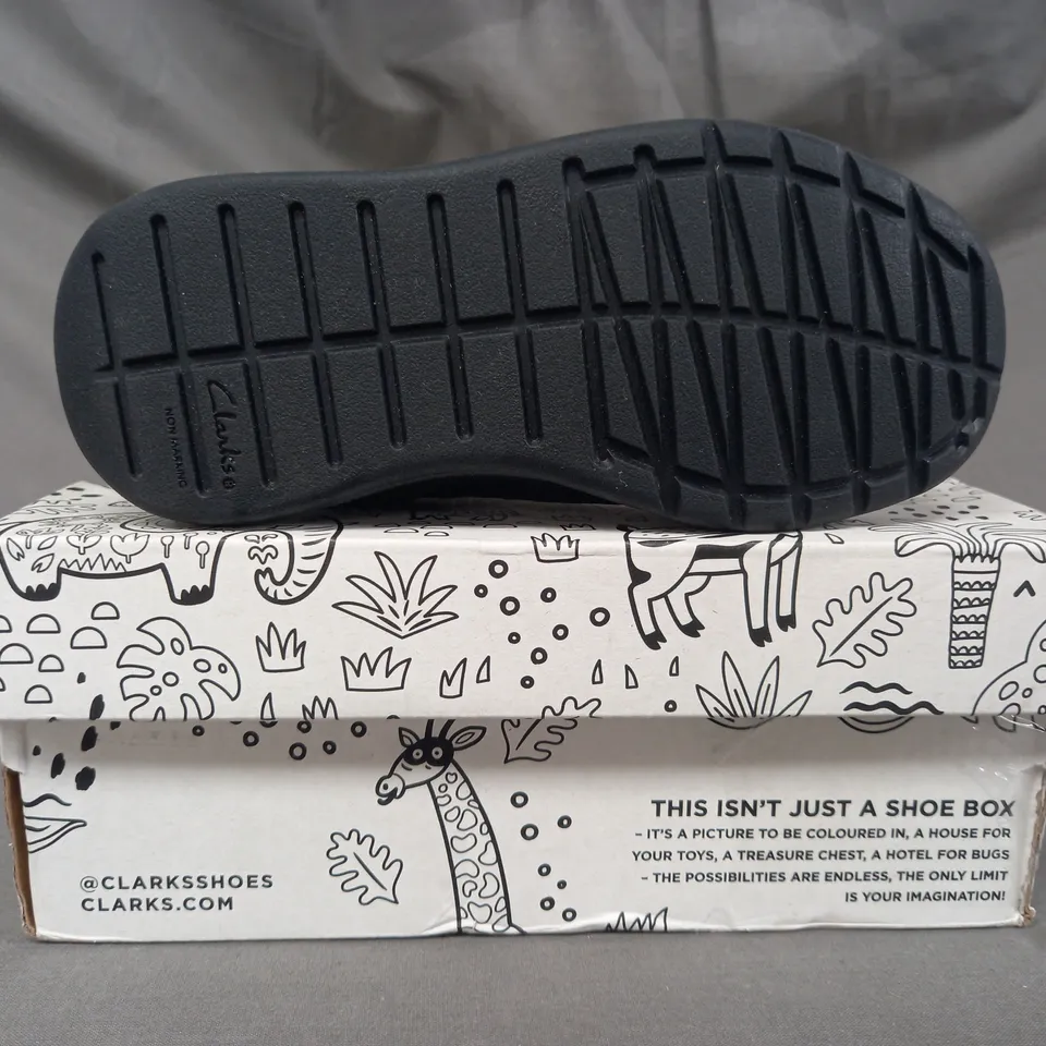BOXED PAIR OF CLARKS ORBIT SPRINT KIDS SHOES IN BLACK UK SIZE 9.5