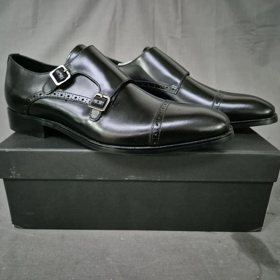 BOXED PAIR OF JOHN WHITE SHOES IN BLACK UK SIZE 9