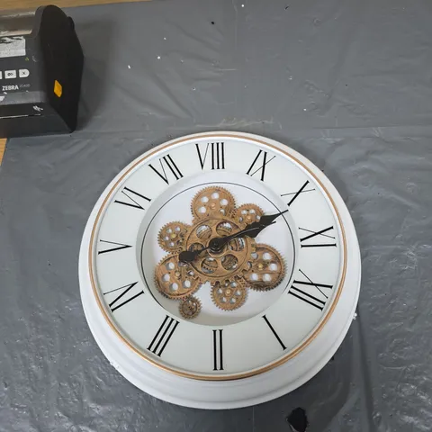 ROUND WHITE WALL CLOCK WITH EXPOSED BRASS GEARS – ROMAN NUMERALS (QUARTZ)