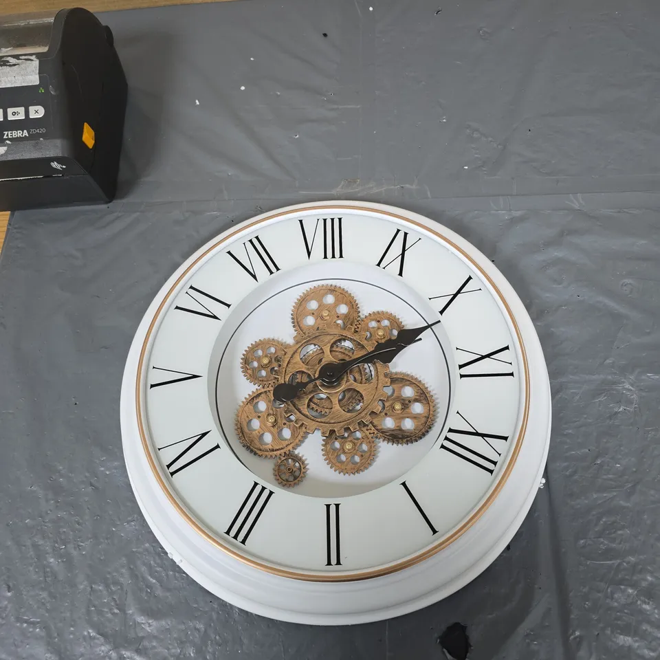ROUND WHITE WALL CLOCK WITH EXPOSED BRASS GEARS – ROMAN NUMERALS (QUARTZ)