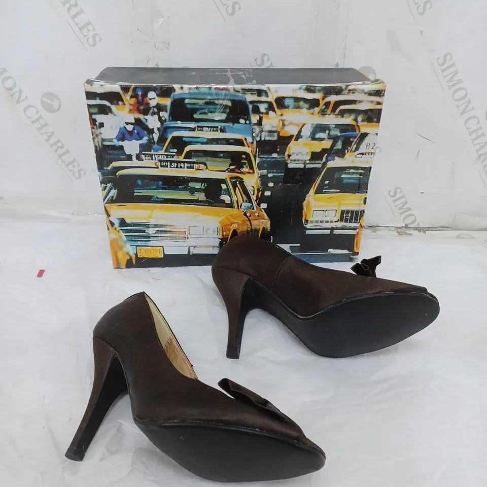 APPROXIMATELY 5 PAIRS OF BOXED TAXI BROWN HEELED PUMPS OPEN TOE IN VARIOUS SIZES 