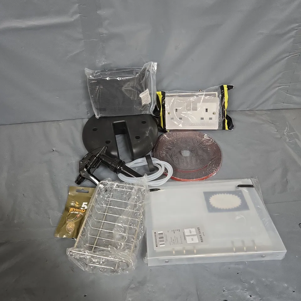 APPROXIMATELY 8 ASSORTED HOUSEHOLD ITEMS TO INCLUDE WALL SOCKET BOX, BAIT ORB, BINDER, ETC 