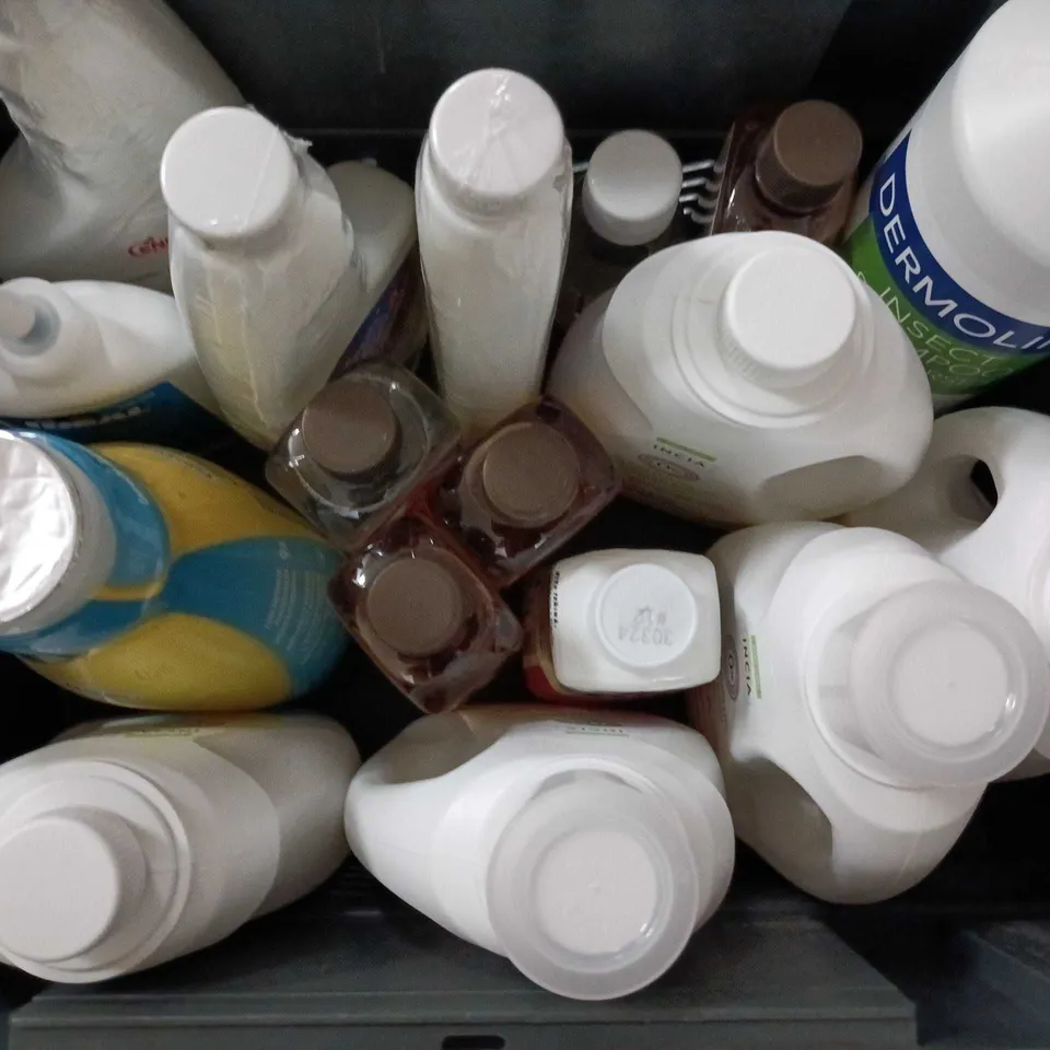 APPROXIMATELY 15 ASSORTED HOUSEHOLD LIQUID PRODUCTS TO INCLUDE INSECT SHAMPOO FOR HORSES, STAIN REMOVER, RIT ALL PURPOSE DYE, ETC - COLLECTION ONLY