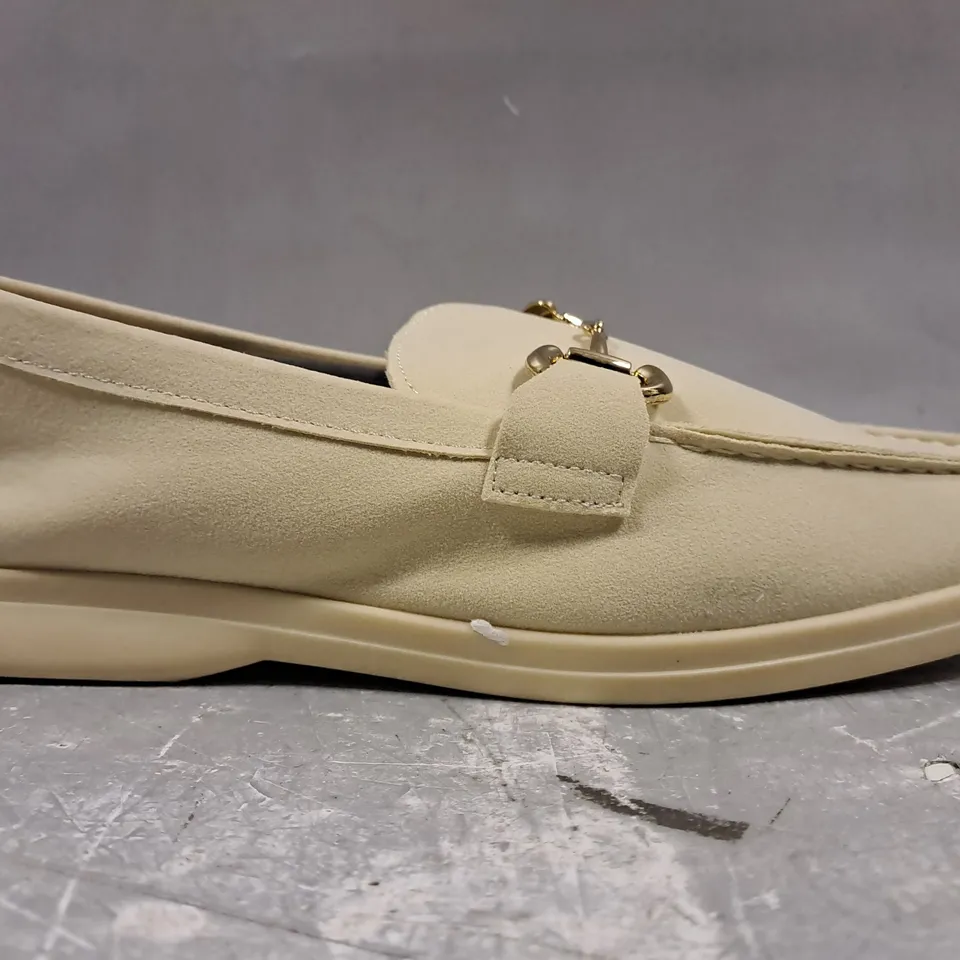 BOXED PAIR OF UNBRANDED LOAFERS IN BEIGE W. GOLD EFFECT DETAIL EU SIZE 38