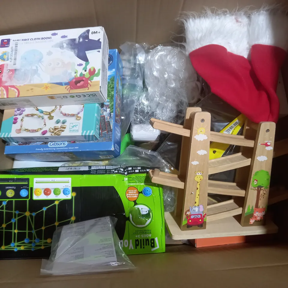 BOX OF APPROX 30 ASSORTED TOYS TO INCLUDE - SPEEDO JUNIOR GOGGLES - FAIRIES OF THE FOREST - PASS THE PIGS ECT