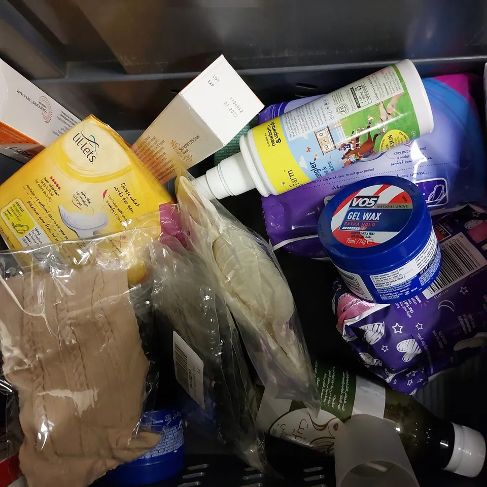 BOX OF APPROX 15 COSMETIC ITEMS TO INCLUDE BODY SHOP LOVE AND PLUMS VEGAN BATH BOMB, HENNE COLOUR HENNA POWDER, CANESTAN CREAM