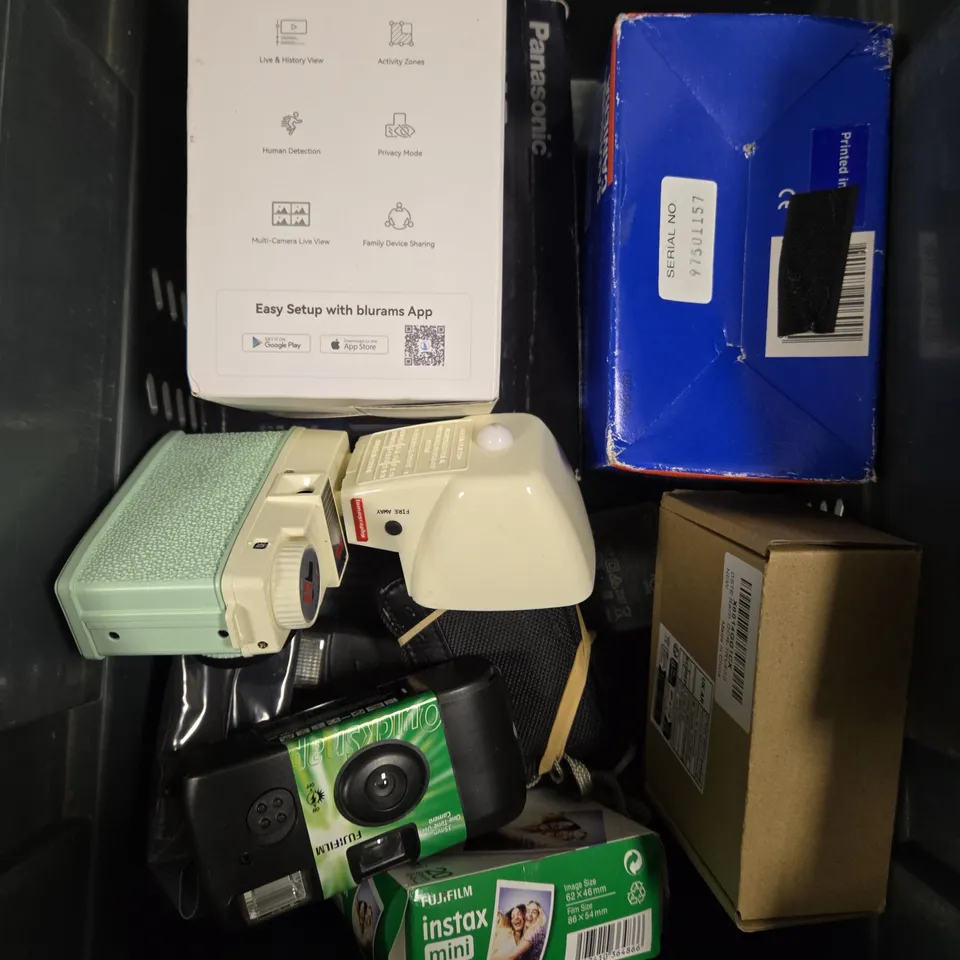 APPROXIMATELY 10 ASSORTED CAMERA PRODUCTS & ACCESSORIES TO INCLUDE DIGITAL CAMERA, INSTANT FILM, DISPOSABLE CAMERA ETC 