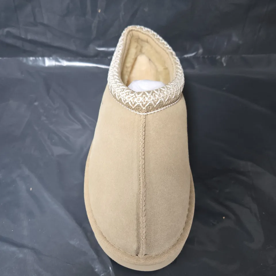 UNBOXED PAIR OF UGG KUWANS WOMENS CLASSICS IN BEIGE - SIZE 37