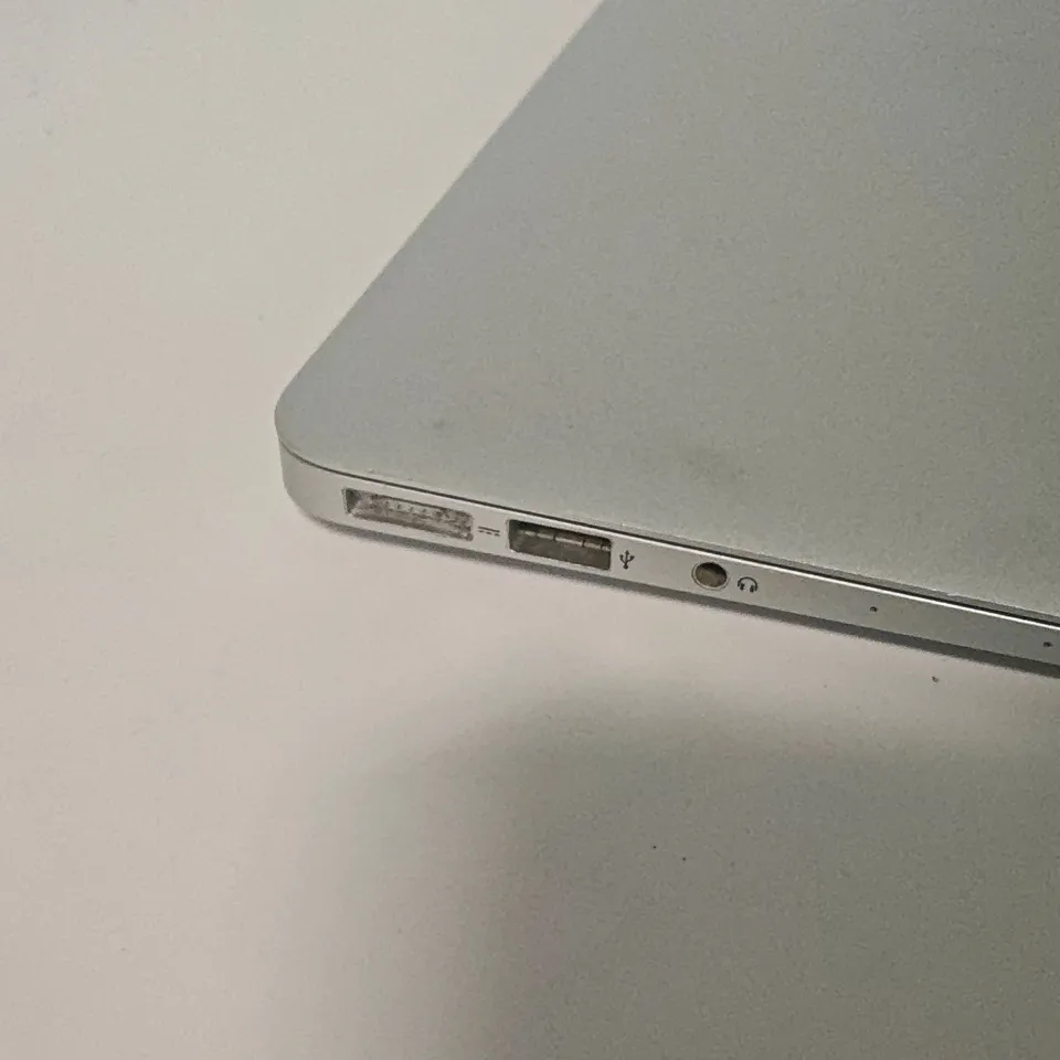 UNBOXED APPLE MACBOOK AIR I-7 8GB/256GB IN SILVER - A1466