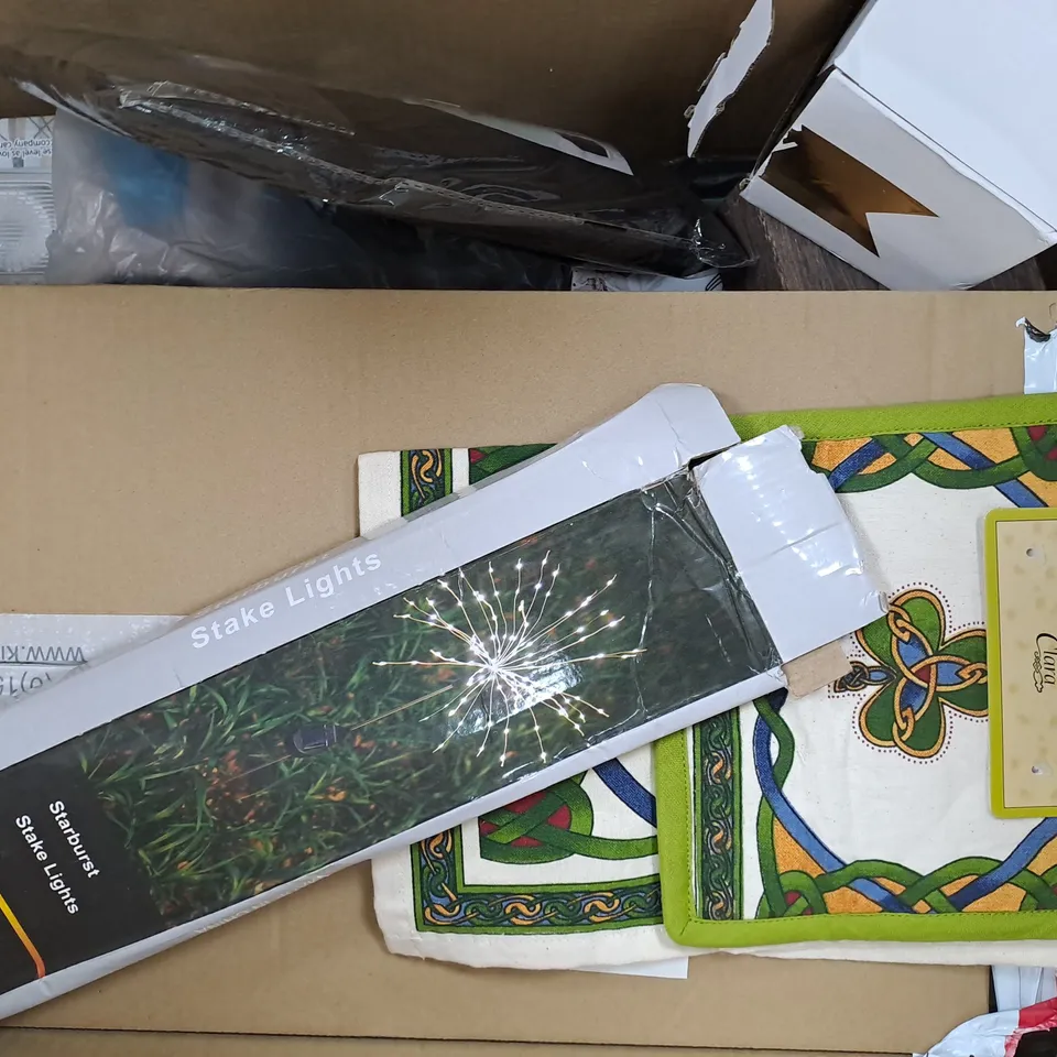 BOX OF APPROXIMATELY 10 ASSORTED HOUSEHOLD ITEMS TO INCLUDE LUNCH BOX, DRACULA METAL POSTER, ETC - COLLECTION ONLY