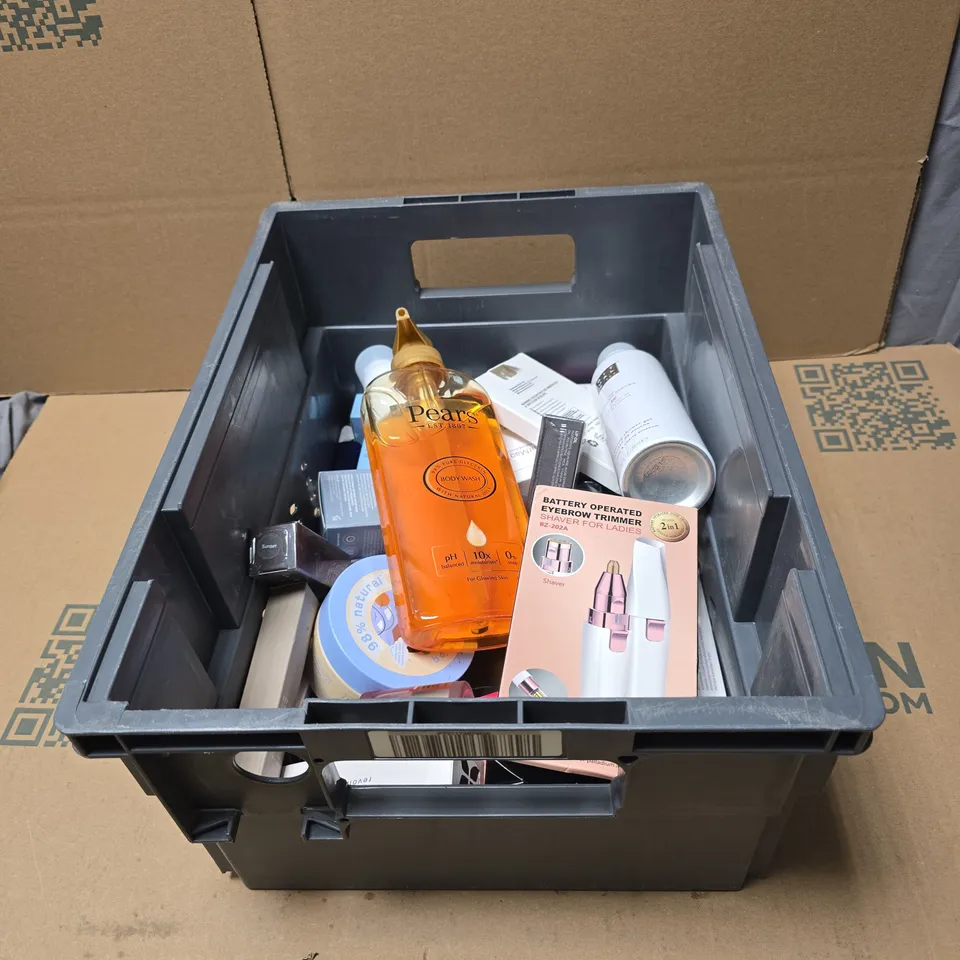 TOTE OF APPROXIMATELY 25 ASSORTED COSMETIC ITEMS TO INCLUDE EYEBROW TRIMMER, AYMIIE LIP OIL, RITUALS... SHOWER GEL, PEARS BODY WASH ETC