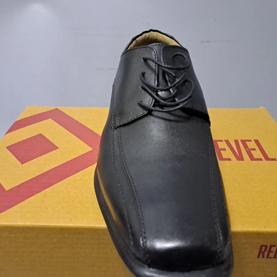 BOXED RED LEVEL SMART BLACK SHOES - SIZE 10