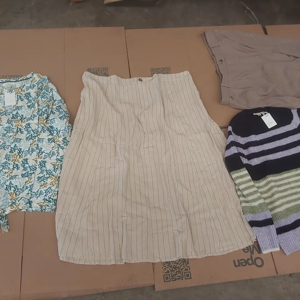PALLET CONTAINING APPROXIMATELY 600x BRAND NEW ASSORTED DESIGNER CLOTHING ITEMS INCLUDING: JULIPA JUMPER, TOP, JD WILLIAMS SKIRT, TOPS, TROUSERS ECT