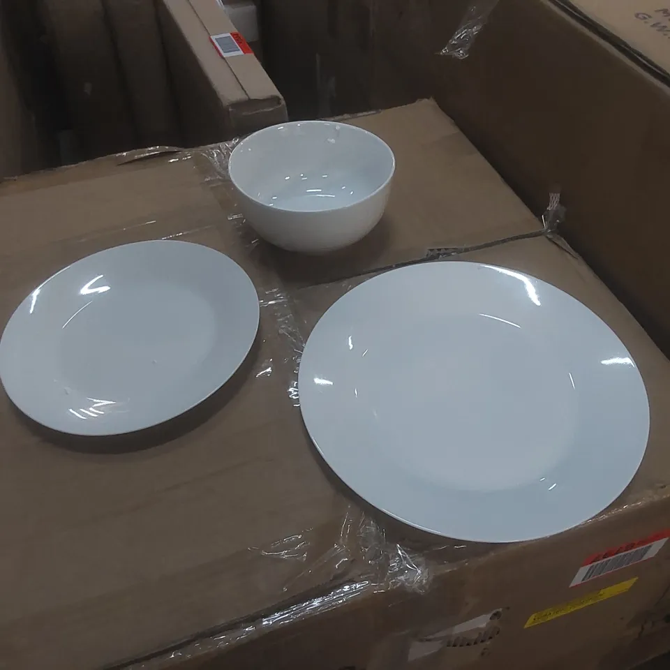 BOXED 18 PIECE DINNERWARE SET - SERVICE FOR 6 (1 BOX)