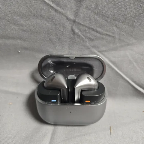 SAMSUNG WIRELESS EARBUDS IN CHARGING CASE - MODEL SM-R530