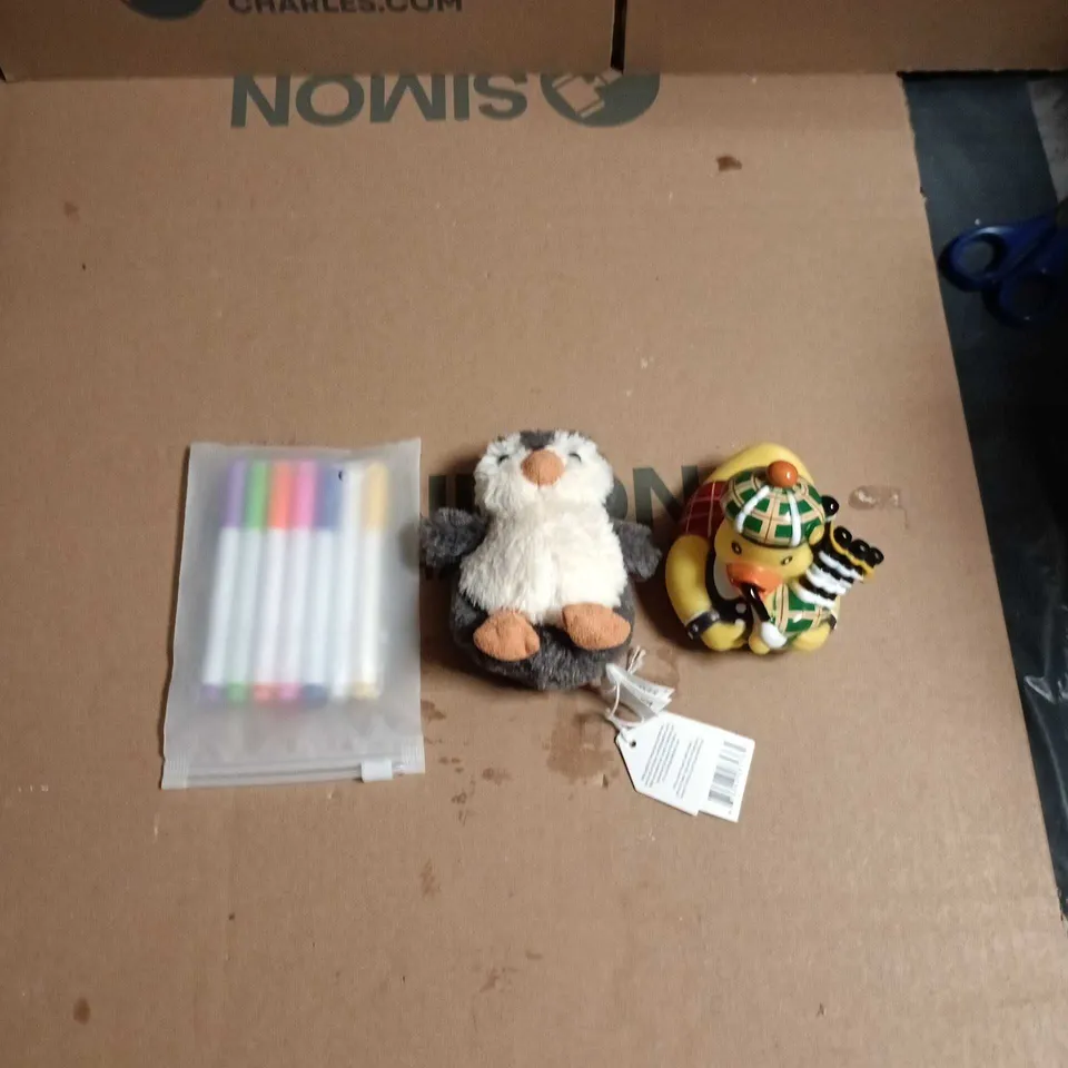 LARGE QUANTITY OF ASSORTED TOYS AND GAMES TO INCLUDE - FELT TIP PENS, BATH RUBBER DUCK & TEDDYS ETC 