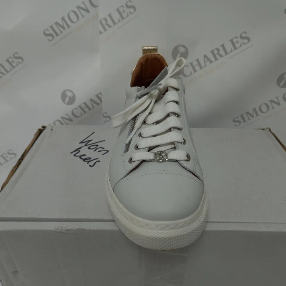 PAIR OF MODA IN PELLE ASINDA TRAINERS WHITE/SNAKE SIZE 7