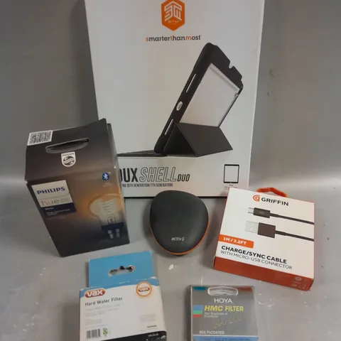 APPROXIMATELY 30 ASSORTED ELECTRICAL PRODUCTS TO INCLUDE CHARGING CABLES, HMC FILTER, PHILIPS HUE BULB ETC