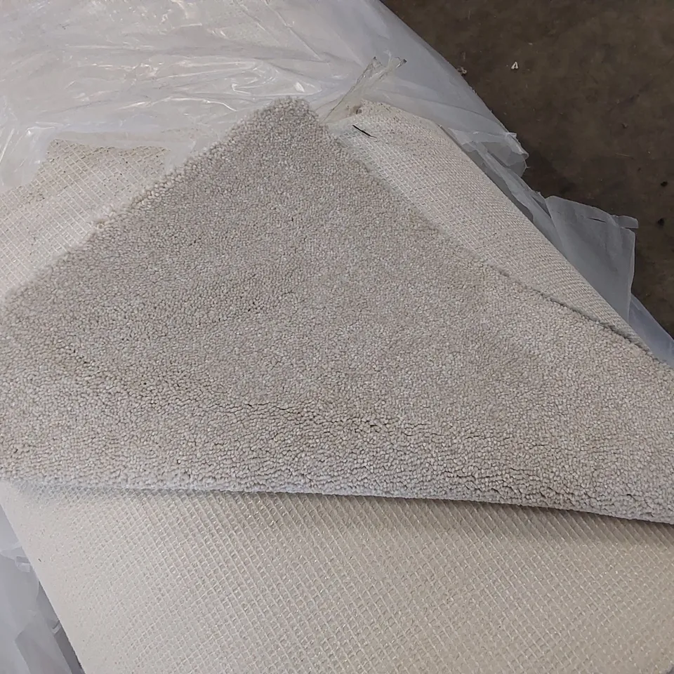 ROLL OF QUALITY ENDLESS CHARM AB CARPET // SIZE: APPROX 5 X 18.6m