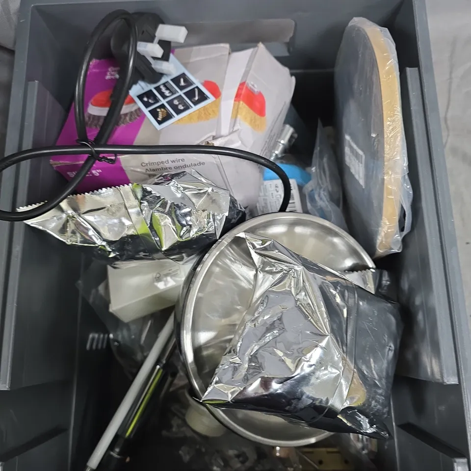 BOX OF APPROXIMATELY 20 HOUSEHOLD ITEMS INCLUDING:FIDGET PEN, DESCALER AND SQUEEGEE