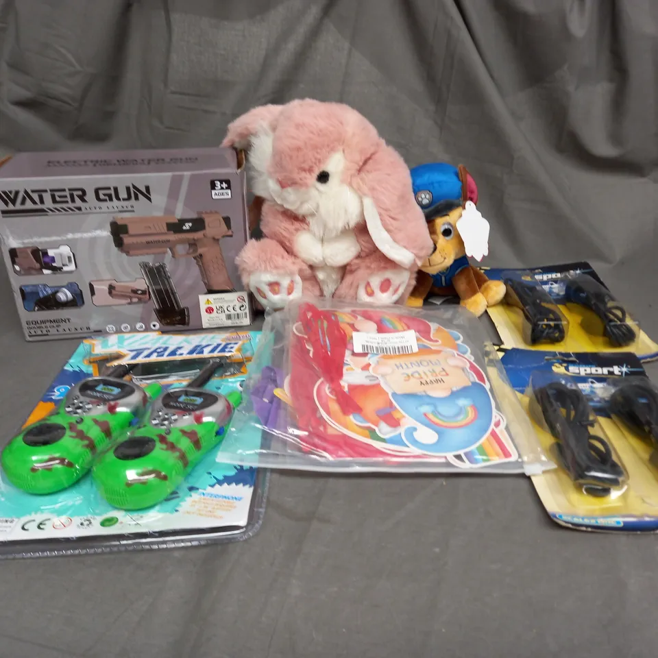 LARGE QAUNTIITY OF ASSORTED TOYS AND GAMES TO INCLUDE TEDDIES, WATER GUN AND WALKIE TALKIES