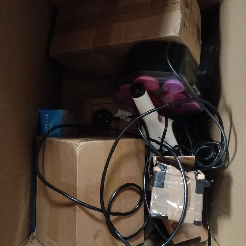 APPROXIMATELY 10 ASSORTED ELECTRICAL ITEMS TO INCLUDE VACUUM CLEANER, DAY CLOCK, SPEAKER ETC 