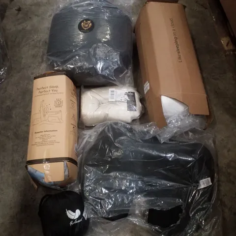 PALLET CONTAINING ASSORTED PILLOWS & CUSHIONS