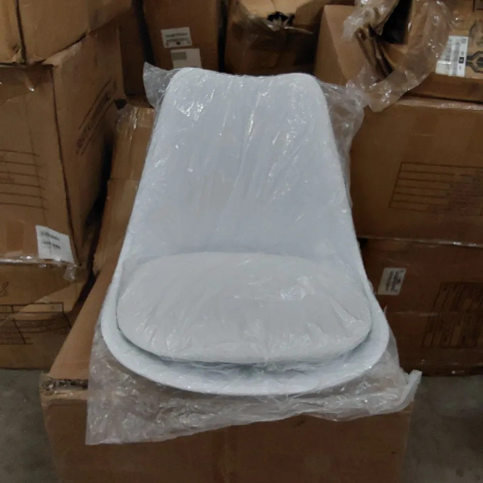 BOXED SET OF 2 WHITE RETRO PLASTIC DINING CHAIRS (1 BOX)