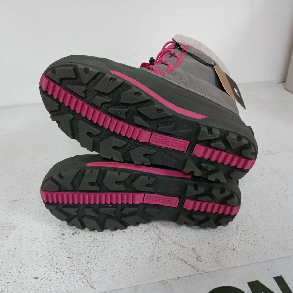 BOXED PAIR OF SOREL YOUTH CUMBERLAND 2 BOOTS IN LIGHT GREY/PINK - UK 5.5