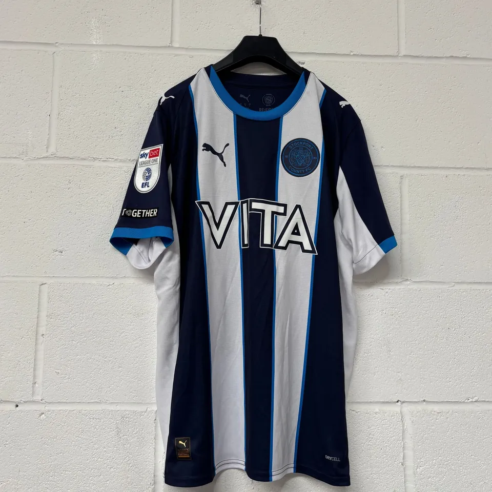 STOCKPORT COUNTY F.C LEAGUE ONE MATCH WORN AWAY SHIRT IN BLUE/WHITE - EU L / SID OKEKE #41