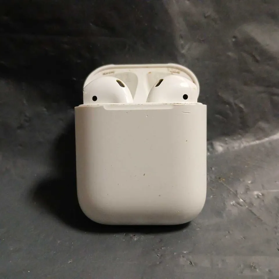  APPLE AIRPODS 1ST GENERATION IN WHITE