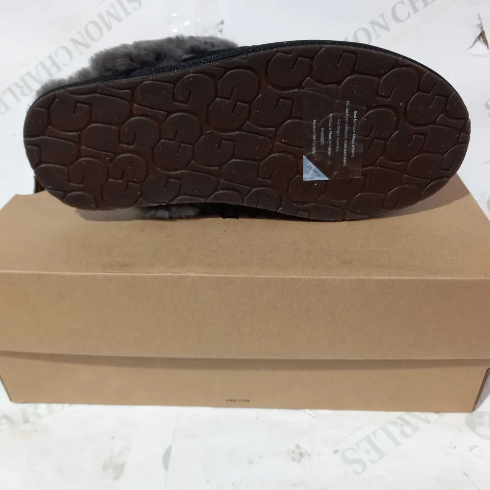 BOXED PAIR OF UGG FUR LINED SLIPPERS IN BLACK UK SIZE 6