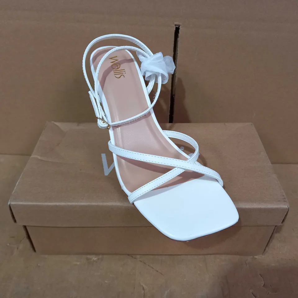 BOXED PAIR OF WALLIS HEELS IN WHITE UK SIZE 5