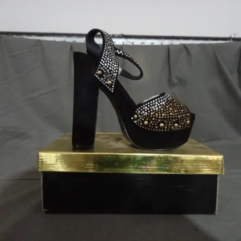 APPROXIMATELY 9 BOXED PAIRS OF SPRIRER BLOCK HEELED SANDALS IN BLACK/GOLD VARIOUS SIZES TO INCLUDE SIZE 38EU