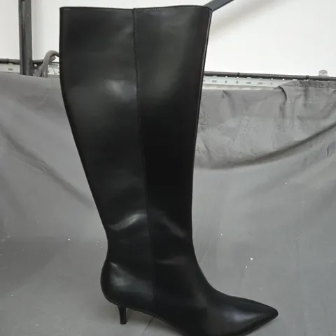 KITTEN HEEL STRAIGHT LEG KNEE BOOT - BLACK