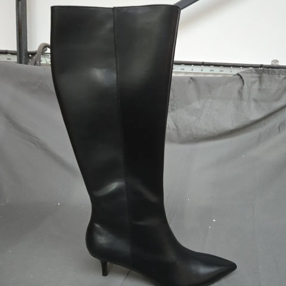 KITTEN HEEL STRAIGHT LEG KNEE BOOT - BLACK RRP £48